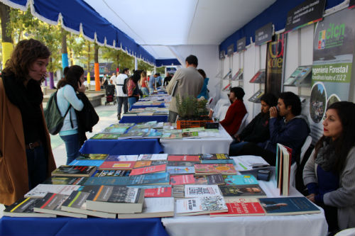 Feria del Libro Beauchef, una de las ferias de libros universitarias más relevantes. Foto: Universidad de Chile. Licencia by-nc-nd